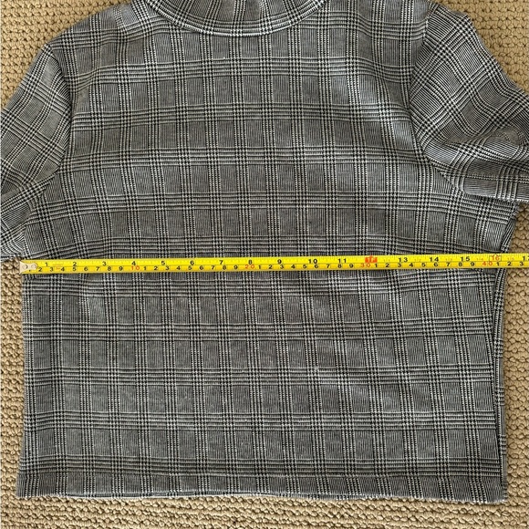 ANTISTAR CLASSIC CROP TOP, SIZE M (FITS LIKE A SMALL) STELLAR WITH WHITE JEANS - Picture 7 of 8